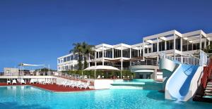 Bazén v ubytování Absolute Beachfront Opal Cove Resort nebo v jeho okolí