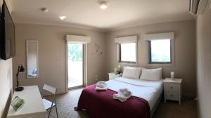 una camera con un grande letto e due finestre di 228G - Large Premium Rooms in Shared Space in Brunswick! a Melbourne