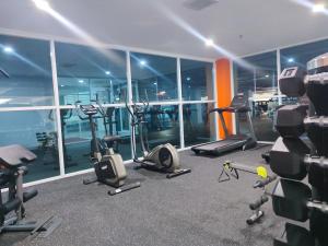 Fitness centrum a/nebo fitness zařízení v ubytování UNHAS HOTEL & CONVENTION