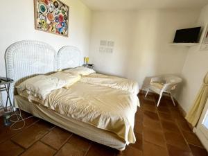 une chambre avec un lit et une télévision à écran plat dans l'établissement Maison spacieuse avec piscine, Wi-Fi et climatisation à La Croix-Valmer - FR-1-226B-204, à La Croix-Valmer