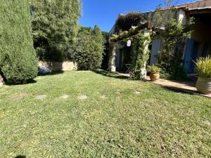 une cour avec de l'herbe verte et une maison dans l'établissement Maison spacieuse avec piscine, Wi-Fi et climatisation à La Croix-Valmer - FR-1-226B-204, à La Croix-Valmer 5 autres photos