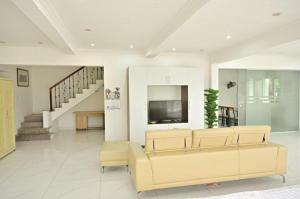 a living room with a couch and a tv at Hoàng Yến Garden Villa Bavi - Venuestay in Hanoi