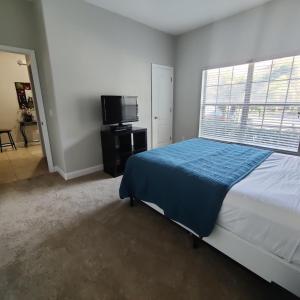 Paradise Palms 8952 في كيسيمي: غرفة نوم مع سرير وتلفزيون بشاشة مسطحة +43 صورة