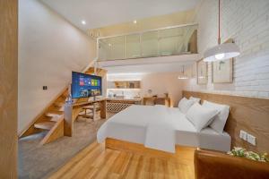 A bed or beds in a room at Wuyu Hotel Chongqing Southwest University & Jialing Riverside
