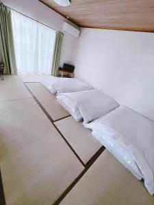 Postel nebo postele na pokoji v ubytování 飯野小屋
