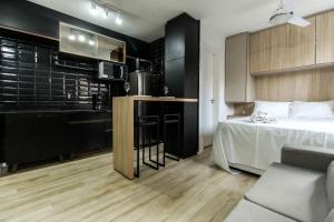 En eller flere senge i et værelse på MB611 - Apto aconchegante na Liberdade c/piscina + 26 billeder