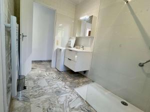 une salle de bain blanche avec lavabo et douche dans l'établissement Maison 3 pièces avec jardin, à 2 pas du centre, 8 couchages, parking, clim et ménage inclus - FR-1-226B-208, à Cavalaire-sur-Mer 10 autres photos