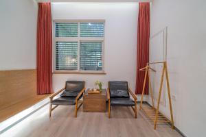 A seating area at Wuyu Hotel Chongqing Southwest University & Jialing Riverside