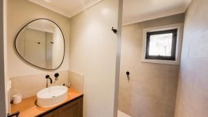 ein Badezimmer mit Waschbecken und Spiegel in der Unterkunft The Staggerinn in Dinner Plain + 24 Fotos