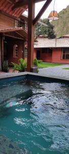 巴尼奥斯Refugio de la Virgen的房子前面的游泳池