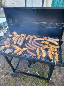a grill with sausages and other food on it at Neu Modernisiert Work and Stay top moderne 3 Zimmer Wohnung 5 Betten in Geilenkirchen