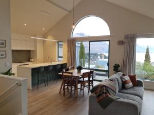 Kuchyň nebo kuchyňský kout v ubytování Lake View Dream Queenstown