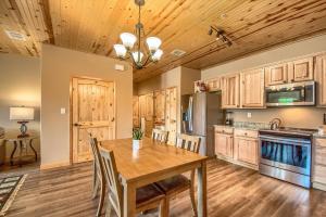 Køkken eller tekøkken på Old Mills Resort OM A11