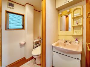 ein Badezimmer mit Waschbecken und Toilette in der Unterkunft 大阪民泊ー和の家 in Osaka + 41 Fotos
