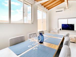 Un comedor con mesa y sillas y un televisor. en and SEA The Terrace 海を感じながら料理を楽しみ開放的なTerraceで過ごす, en Kamogawa