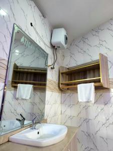 un bagno con lavandino e specchio di Paradise Beach Resort Lagos a Lagos