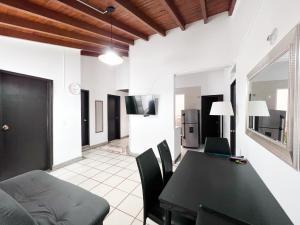 TV a/nebo společenská místnost v ubytování Apartamentos Amoblados En La Circunvalar Cerca a Parque Arboleda y Parque La Rebeca, Por Parceros Group