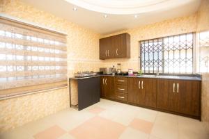 Kuchyň nebo kuchyňský kout v ubytování Furnished Cozy 2 Bedroom Apartment - West Hills Mall, Accra