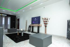 TV a/nebo společenská místnost v ubytování Furnished Cozy 2 Bedroom Apartment - West Hills Mall, Accra