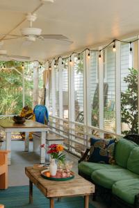 a living room with a green couch and a table at Moon Baby in Santa Rosa Beach
