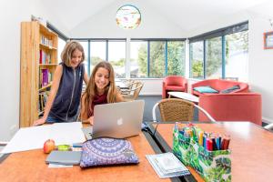 zwei Mädchen sitzen an einem Tisch mit einem Laptop in der Unterkunft BIG4 Middleton Beach Holiday Park in Albany + 67 Fotos
