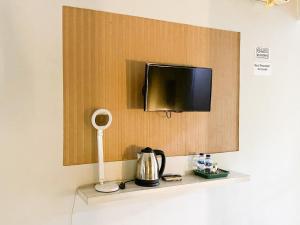 Kuchyň nebo kuchyňský kout v ubytování RedDoorz near Pantai Idola Banyutowo Hotel D'LLALA