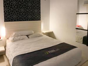 Postel nebo postele na pokoji v ubytování RedDoorz near Pantai Idola Banyutowo Hotel D'LLALA