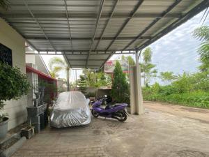 Zahrada ubytování RedDoorz near Pantai Idola Banyutowo Hotel D'LLALA