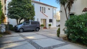 een zilveren minivan geparkeerd voor een gebouw bij HOTEL BORDEPLAZA - ex Monterilla in Viña del Mar