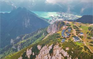 z góry widok na wioskę na górze w obiekcie Ferienhaus Mit Bergpanorama w mieście Ebensee