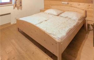 drewniana sypialnia z drewnianą podłogą w obiekcie Ferienhaus Mit Bergpanorama w mieście Ebensee