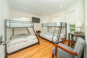 una habitación con dos literas y un escritorio en 80-2 4BR Boston - Bright Family Stay near PJP II Park, en Boston