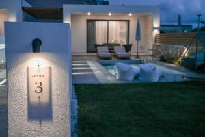 Bazén v ubytování Melior Luxury Villas nebo v jeho okolí