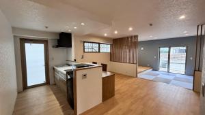 una cocina con estufa y encimera en 島の宿 Amanzaーアマンツァー, en Ishigaki Island 31 fotos más