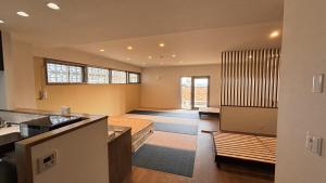 Habitación grande con cocina y sala de estar. en 島の宿 Amanzaーアマンツァー, en Ishigaki Island