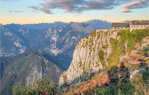 budynek na zboczu góry w obiekcie Ferienhaus Mit Bergpanorama w mieście Ebensee +6 zdjęć