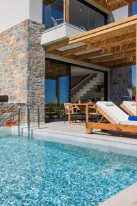 Bazén v ubytování Deos Luxury Suites - Adults Only nebo v jeho okolí