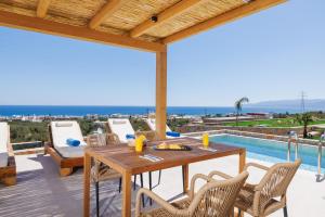 Bazén v ubytování Deos Luxury Suites - Adults Only nebo v jeho okolí