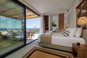 Postel nebo postele na pokoji v ubytování Deos Luxury Suites - Adults Only