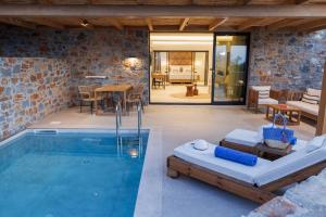 Bazén v ubytování Deos Luxury Suites - Adults Only nebo v jeho okolí