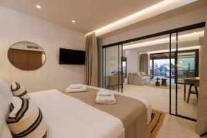 Postel nebo postele na pokoji v ubytování Deos Luxury Suites - Adults Only