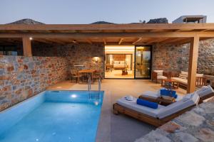 Bazén v ubytování Deos Luxury Suites - Adults Only nebo v jeho okolí