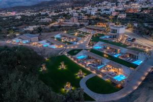Bazén v ubytování Deos Luxury Suites - Adults Only nebo v jeho okolí