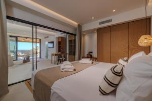 Postel nebo postele na pokoji v ubytování Deos Luxury Suites - Adults Only