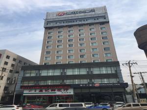 un gran edificio con un cartel encima en Jinjiang Inn Shenyang Zhongshan Park, en Shenyang