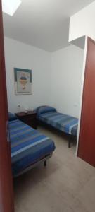 una stanza con due letti in una stanza di La Palma Home a Ali Terme