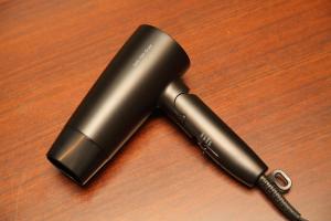 a black fountain pen sitting on a wooden table at Fuji Time Traveler BBQが楽しめる 河口湖湖畔すぐそば 6名宿泊可のトレーラーハウス in Azagawa