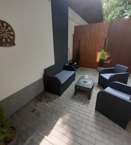 een woonkamer met twee banken en een tafel bij Liliana in Kaluža