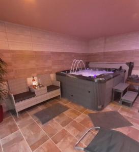 een grote kamer met een grote hottub en stoelen bij Liliana in Kaluža
