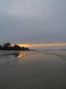 a view of the ocean at sunset at Homestay Az Zikri D' Sepat in Kuantan